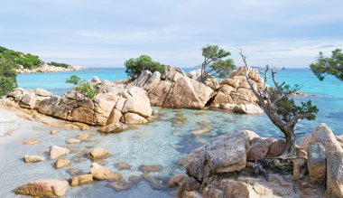 Capriccioli sahilinin detayları, Sardunya