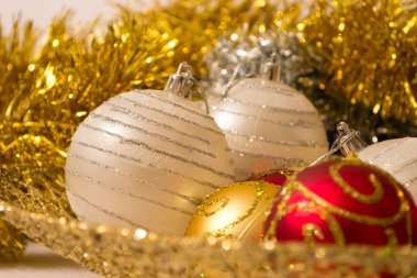 Altın tepsi içinde Noel topları