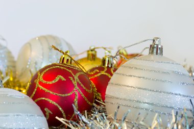 Kırmızı ve gümüş