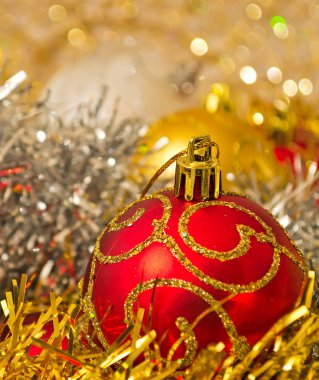 diğer süslemeler ile kırmızı xmas topu