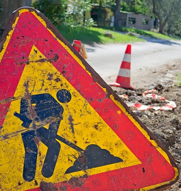 yapım aşamasında yol levhası