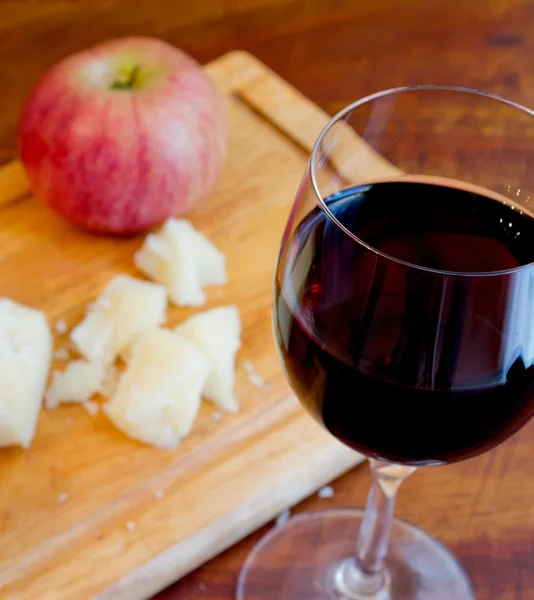 アップル ワインとチーズの前菜 — ストック写真