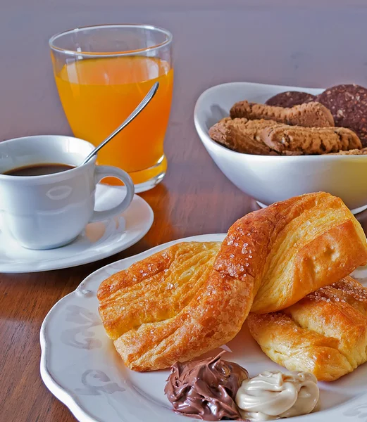 Kahvaltı snack, kurabiye, meyve suyu ve kahve ile ayarla — Stok fotoğraf