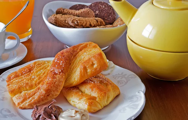 kahvaltı snack, kurabiye, meyve suyu ve kahve ile ayarla