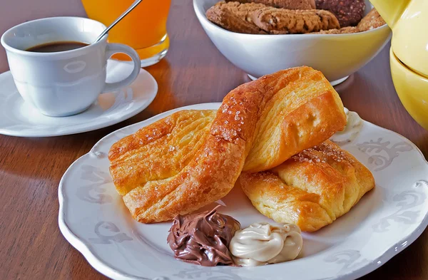 Desayuno con aperitivos, galletas, jugos y café —  Fotos de Stock