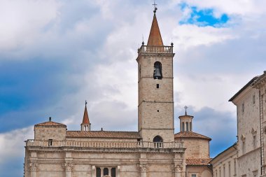 çan kulesine bir bulutlu gökyüzü altında