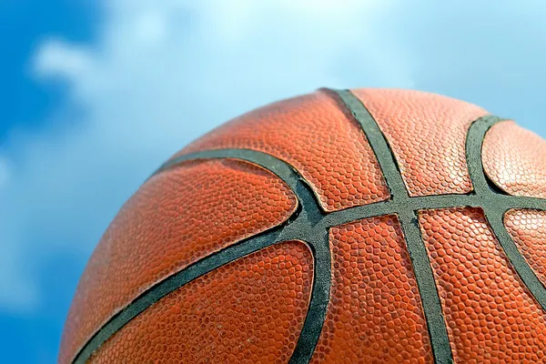 Basketball und Himmel — Stockfoto