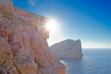 kayanın arkasına güneş