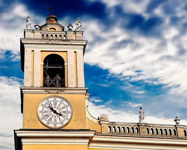 Uhr und Wolken — Stockfoto