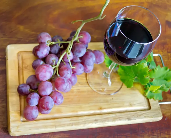 ブドウとワインの上から見た — ストック写真