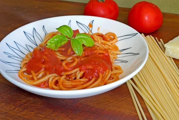 Spaghetti und Basilikum — Stockfoto