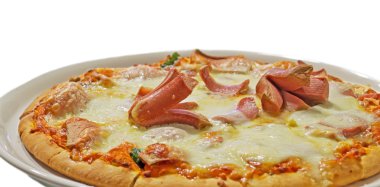 Pizza ile üzerine beyaz izole sosis