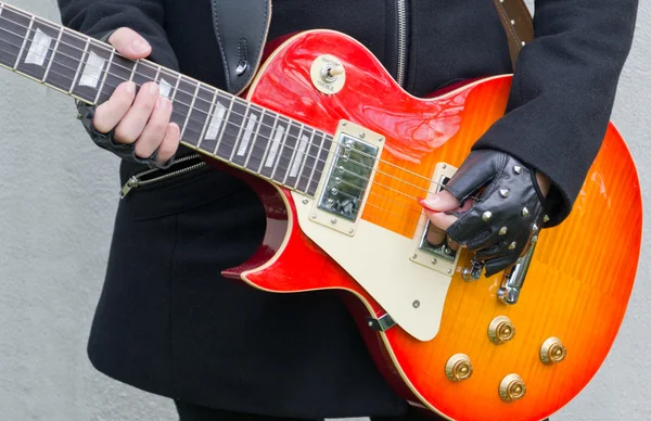 Menina tocando guitarra — Fotografia de Stock