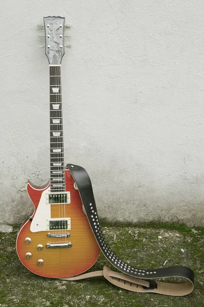 Guitar and wall — Stock Photo, Image