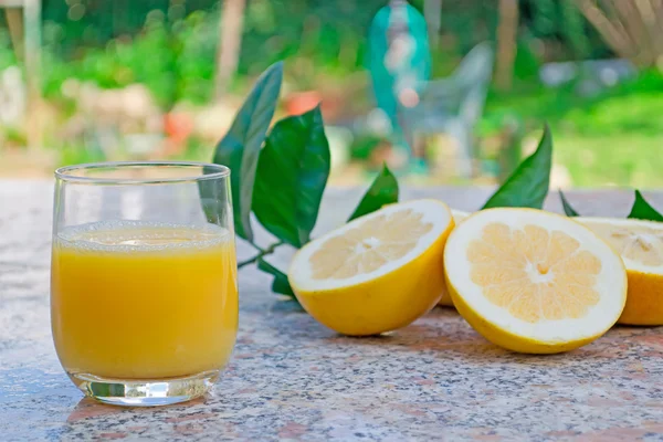 Juice and grapefruit — Stock Photo, Image