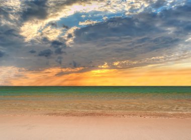 alacakaranlıkta dramatik gökyüzü