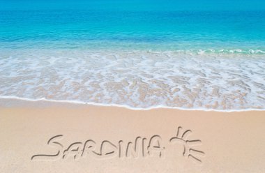 Sardunya yazı ile turkuaz suların çekildiği kıyı