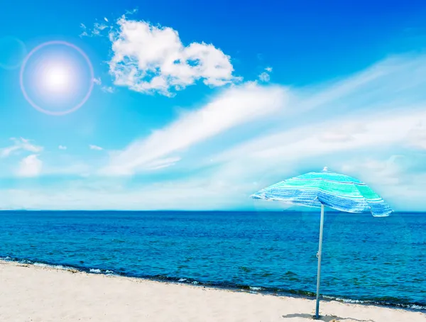 Зонтик и солнце — стоковое фото