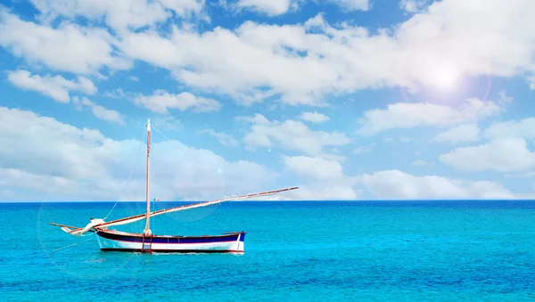 Schip en wolken — Stockfoto