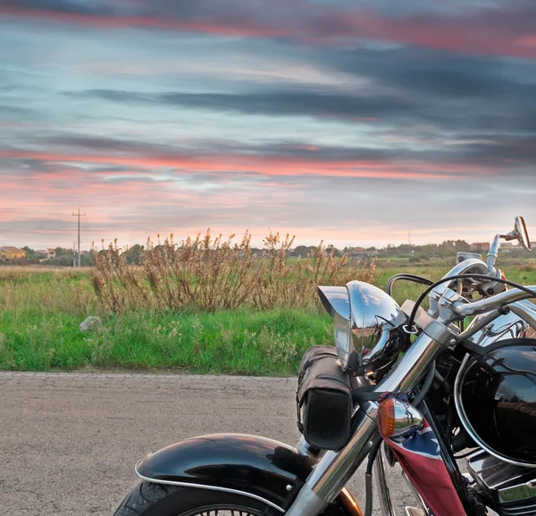 Moto au coucher du soleil — Photo