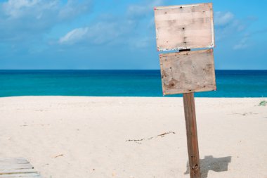 Sahilde ahşap işareti