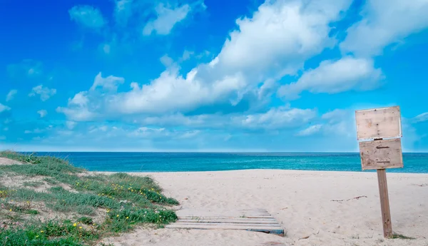 Panneau en bois à la plage en Sardaigne — Photo