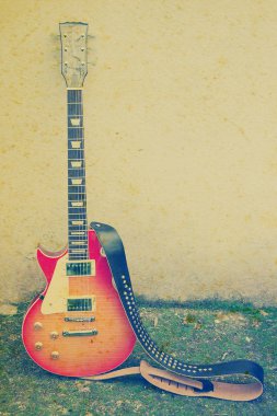 bir gitar bir duvara eski fotoğraf