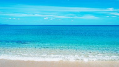 su turkuaz ve mavi gökyüzü