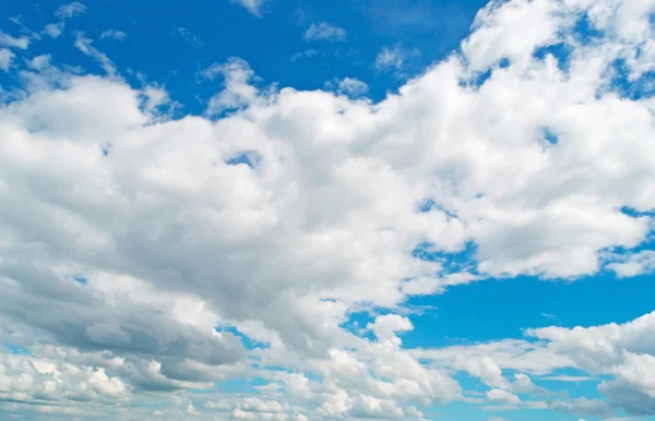 Nuages doux et ciel bleu — Photo