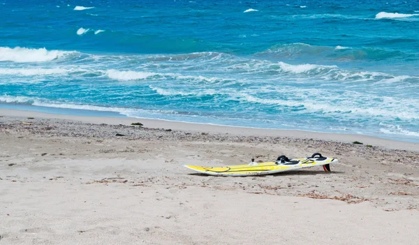 Prancha de surf no litoral — Fotografia de Stock