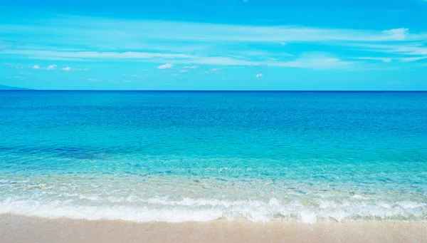 Acqua turchese e cielo blu — Foto Stock