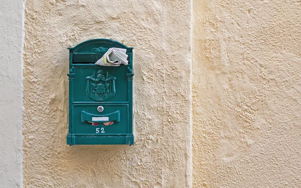 Briefkasten und Zeitung — Stockfoto