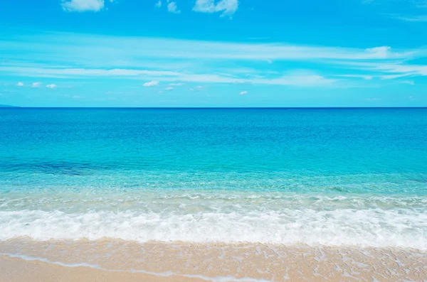 Golden shore and turquoise water — Stock Photo, Image