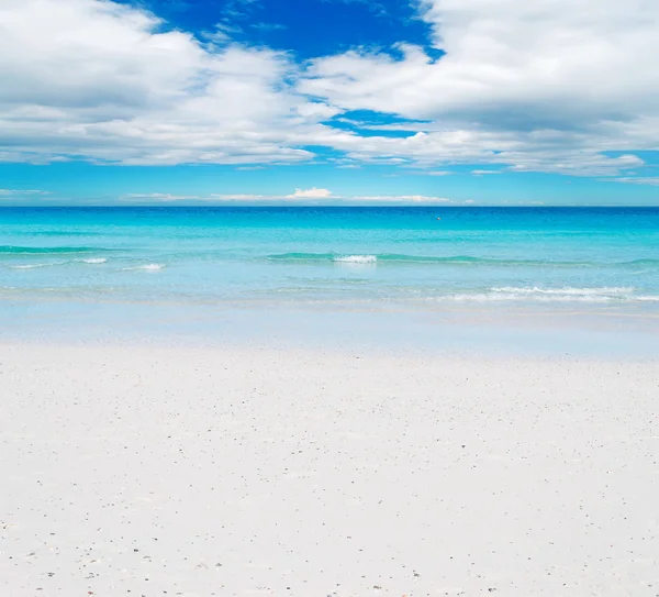 Vit sand och blå himmel — Stockfoto