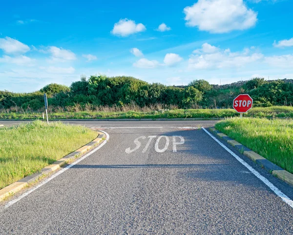 Landstraße mit Stoppschild — Stockfoto