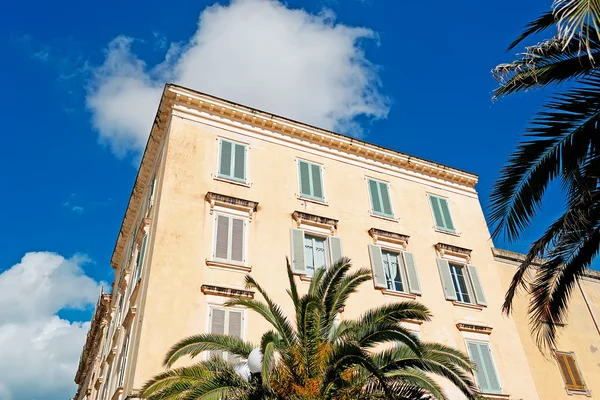 Building and palms — Stock Photo, Image