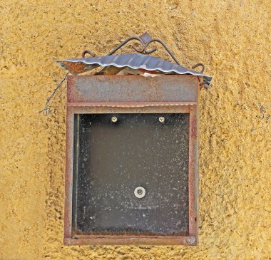 kırık posta kutusu