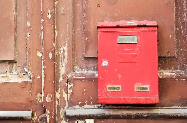 Briefkasten auf Holz — Stockfoto