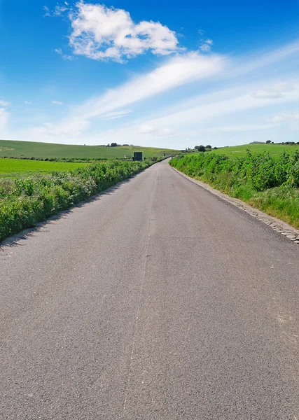 Strada di campagna e cielo blu — Foto Stock