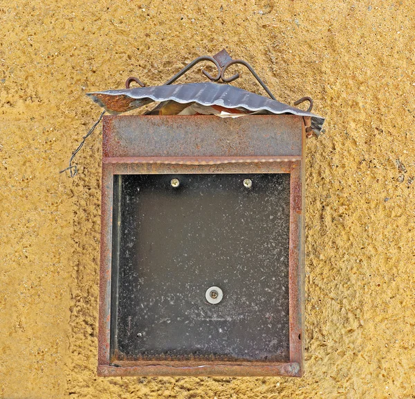 Broken mailbox — Stock Photo, Image