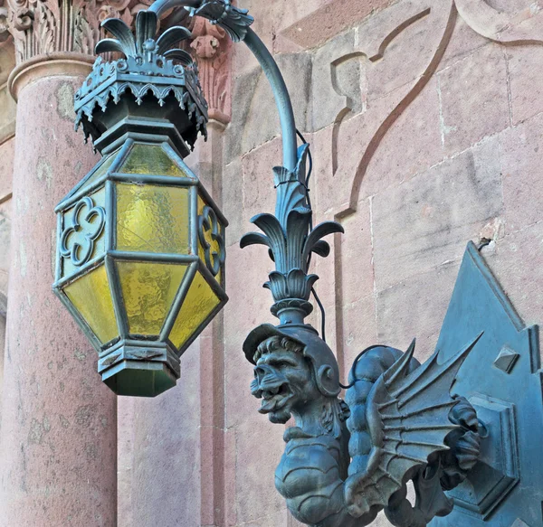 Lampada e gargoyle — Foto Stock