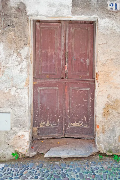 Oude deur en geplaveide street — Stockfoto