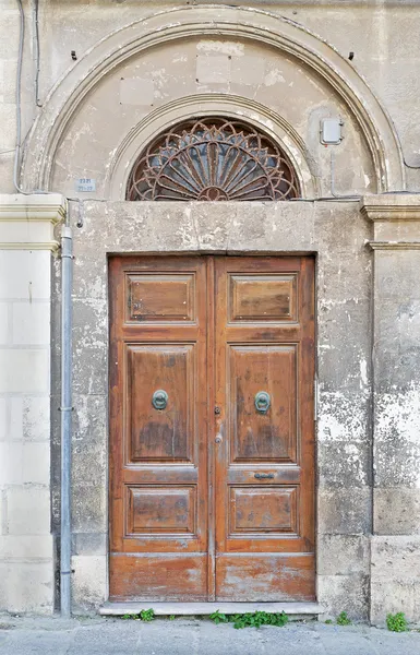 Old door in downtown — Stock Photo, Image