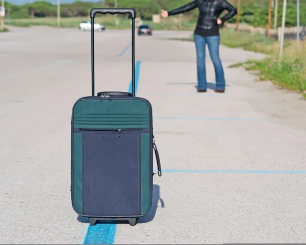 Woman and suitcase — Stock Photo, Image