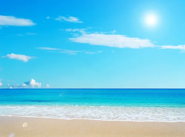 Spiaggia dorata e cielo blu — Foto Stock