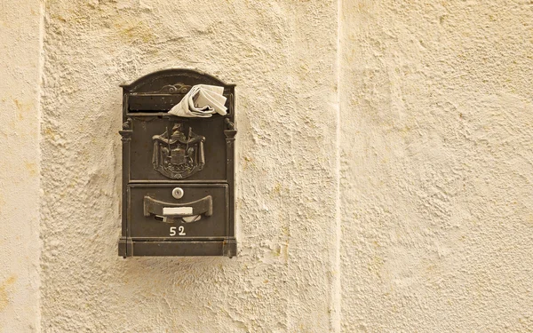 Briefkasten und Zeitung im Vintage-Ton — Stockfoto