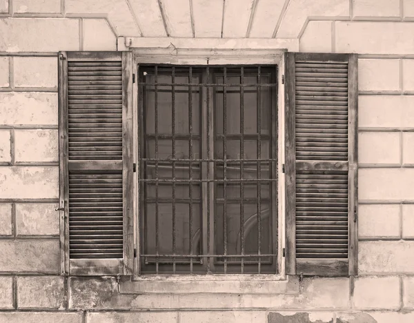 Otevřete okno v vintage tón — Stock fotografie