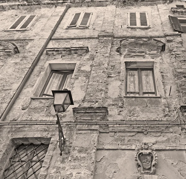 Παλιά πρόσοψη σε απόχρωση σέπια — Φωτογραφία Αρχείου