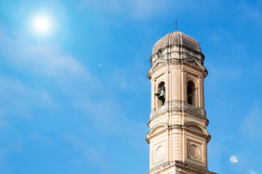 çan kulesi ve güneş