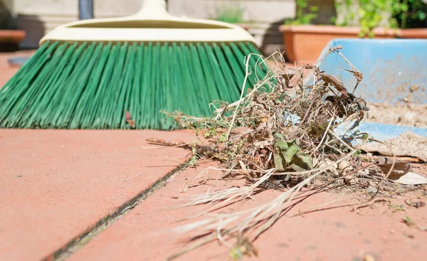 Basura y escoba —  Fotos de Stock